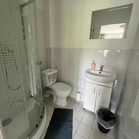 4 Couples Hostel *